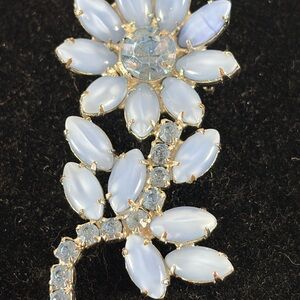 Elegant Vintage Floral Brooch
